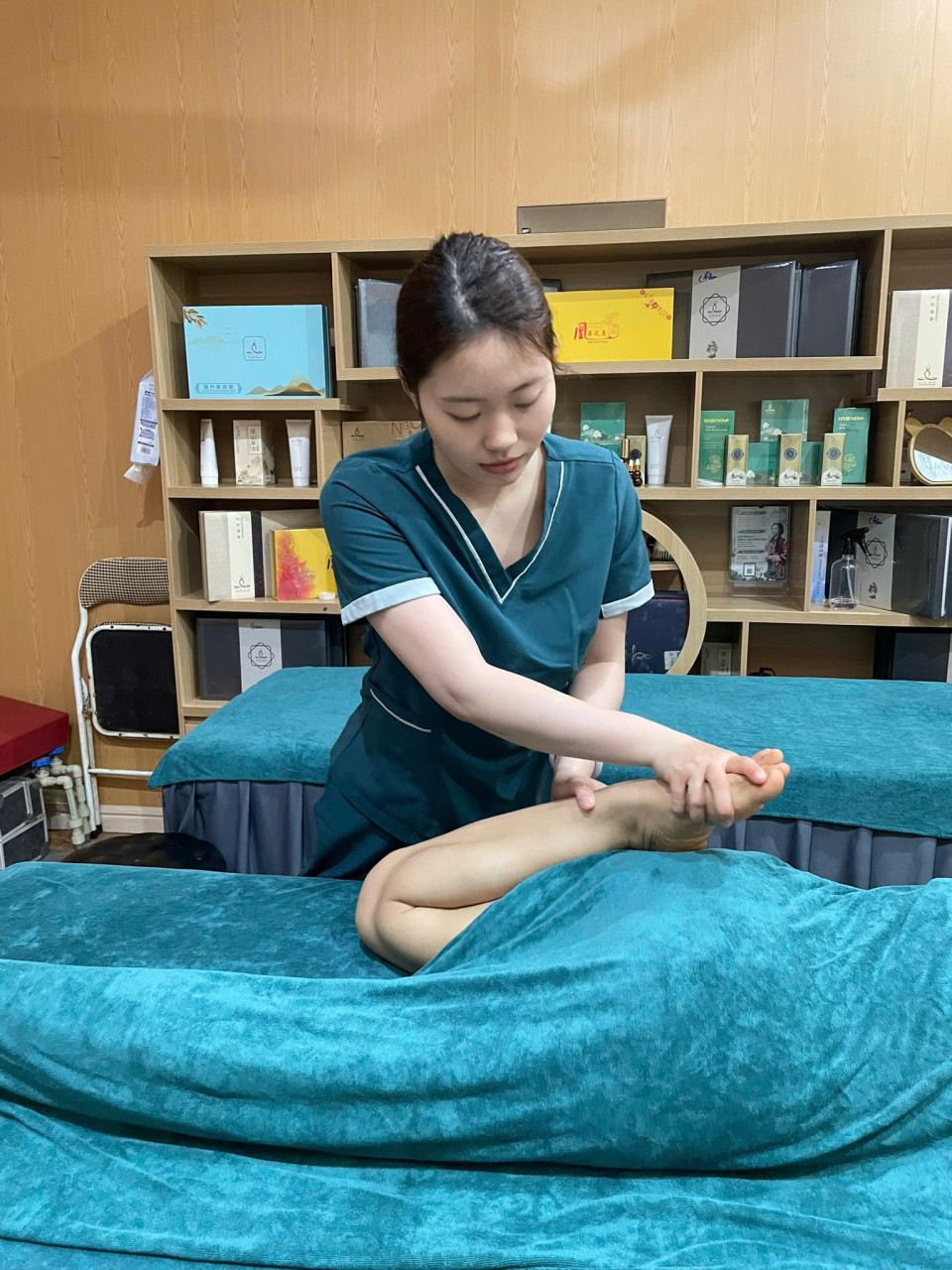 Chân được đả thông – bước đi nhẹ tênh, không còn cảm giác nặng nề”😳 Chỉ đến khi bước đi mà thấy nhẹ bẫng…Chị mới nhận ra trước đó đôi chân mình đã nặng đến mức nào😔 Chị Hoa (39 tuổi, Hà Nội)  từng:– Đi một lúc là mỏi, chân nặng như kéo theo vật gì đó– Đứng lâu là căng tức, tê nhẹ– Cuối ngày chỉ muốn ngồi xuống vì quá mệtChị nghĩ do công việc phải di chuyển nhiều… nên quen với cảm giác đó.🌿 Khi đến Hà Đan Dưỡng, chị được chia sẻ:Đó là dấu hiệu của khí huyết ứ trệ – kinh lạc vùng chân bị tắc nghẽnKhi dòng lưu thông không thôngChân sẽ luôn trong trạng thái nặng và mỏi✨ Trong quá trình dưỡng sinh:– Từng điểm tắc ở chân được khai mở– Kinh lạc được đả thông dọc theo toàn bộ chân– Thảo dược giúp làm ấm và tăng lưu thông khí huyết😌 Càng làm… chị càng cảm nhận rõChân nhẹ dần, dễ chịu lan khắpKhi đứng dậy…Chị bất ngờ vì:“Đi mà như không còn nặng… nhẹ hẳn luôn!”💛 Một cảm giác rất thậtKhông phải tưởng tượng, mà cơ thể cảm nhận rõ từng bước📩 Inbox ngay để trải nghiệmVà giữ lịch sớm trước khi kín chỗ hôm nay!________________________________________#duongsinhdongy #chan #kinhlac #thugiansau #HaDanDuong