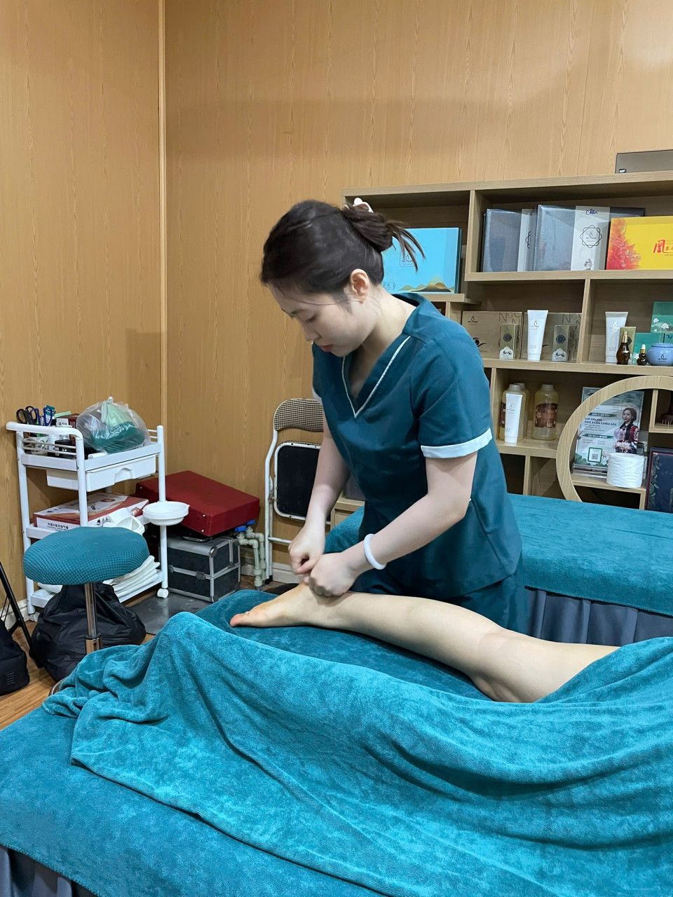 Chân được đả thông – bước đi nhẹ tênh, không còn cảm giác nặng nề”😳 Chỉ đến khi bước đi mà thấy nhẹ bẫng…Chị mới nhận ra trước đó đôi chân mình đã nặng đến mức nào😔 Chị Hoa (39 tuổi, Hà Nội)  từng:– Đi một lúc là mỏi, chân nặng như kéo theo vật gì đó– Đứng lâu là căng tức, tê nhẹ– Cuối ngày chỉ muốn ngồi xuống vì quá mệtChị nghĩ do công việc phải di chuyển nhiều… nên quen với cảm giác đó.🌿 Khi đến Hà Đan Dưỡng, chị được chia sẻ:Đó là dấu hiệu của khí huyết ứ trệ – kinh lạc vùng chân bị tắc nghẽnKhi dòng lưu thông không thôngChân sẽ luôn trong trạng thái nặng và mỏi✨ Trong quá trình dưỡng sinh:– Từng điểm tắc ở chân được khai mở– Kinh lạc được đả thông dọc theo toàn bộ chân– Thảo dược giúp làm ấm và tăng lưu thông khí huyết😌 Càng làm… chị càng cảm nhận rõChân nhẹ dần, dễ chịu lan khắpKhi đứng dậy…Chị bất ngờ vì:“Đi mà như không còn nặng… nhẹ hẳn luôn!”💛 Một cảm giác rất thậtKhông phải tưởng tượng, mà cơ thể cảm nhận rõ từng bước📩 Inbox ngay để trải nghiệmVà giữ lịch sớm trước khi kín chỗ hôm nay!________________________________________#duongsinhdongy #chan #kinhlac #thugiansau #HaDanDuong