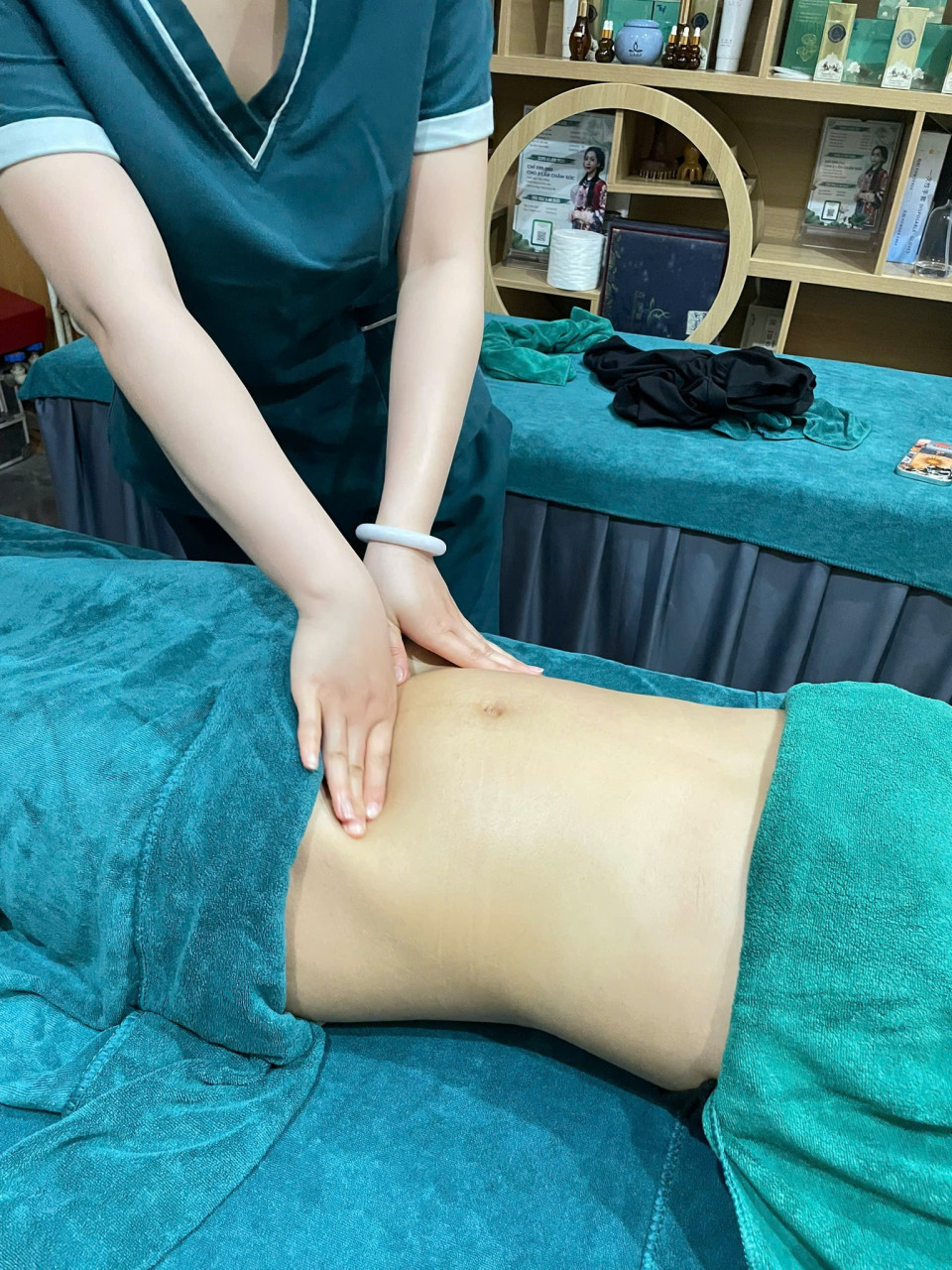 Ăn không tiêu, người mệt lả? Tỳ của bạn đang suy!”😔 Có những ngày…Ăn không thấy ngonĂn xong lại đầy bụng, khó chịuNgười lúc nào cũng nặng nề, uể oải– Dễ mệt dù không làm gì nhiều– Hay buồn ngủ, thiếu năng lượng– Bụng ấm không đều, tiêu hoá kémBạn nghĩ do ăn uống thất thường…Nhưng thực ra, cơ thể đang yếu từ bên trong🌿 Trong Đông y, đây là dấu hiệu củatỳ hư – chức năng vận hoá suy giảmKhi tỳ yếu, cơ thể không hấp thu tốt dinh dưỡngDẫn đến mệt mỏi, thiếu năng lượng kéo dàiNếu không cải thiện sớmCơ thể sẽ ngày càng suy nhược, da dẻ và tinh thần cũng giảm theo✨ Tại Hà Đan Dưỡng, liệu trình tập trung:– Tác động vùng bụng – lưng để kích hoạt tỳ vị– Khai thông kinh lạc giúp tăng lưu thông khí huyết– Kết hợp thảo dược giúp làm ấm và nuôi dưỡng từ bên trong😌 Sau khi được chăm sóc đúng cách…Bụng nhẹ hơn, ăn ngon hơnCơ thể có năng lượng, không còn uể oải kéo dài💛 Cơ thể khỏe bắt đầu từ tỳĐừng để sự mệt mỏi trở thành trạng thái quen thuộc📩 Inbox ngay để được tư vấnVà giữ lịch sớm trước khi kín chỗ hôm nay________________________________________#duongsinhdongy #tyvi #tieudungkem #chamsocsuckhoe #HaDanDuong