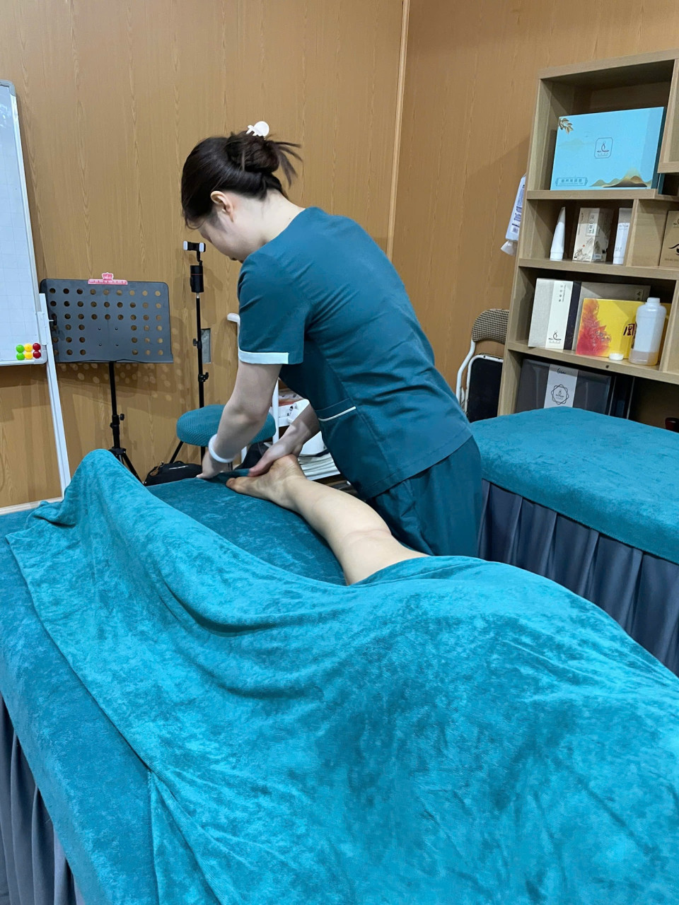 Chân được đả thông – bước đi nhẹ tênh, không còn cảm giác nặng nề”😳 Chỉ đến khi bước đi mà thấy nhẹ bẫng…Chị mới nhận ra trước đó đôi chân mình đã nặng đến mức nào😔 Chị Hoa (39 tuổi, Hà Nội)  từng:– Đi một lúc là mỏi, chân nặng như kéo theo vật gì đó– Đứng lâu là căng tức, tê nhẹ– Cuối ngày chỉ muốn ngồi xuống vì quá mệtChị nghĩ do công việc phải di chuyển nhiều… nên quen với cảm giác đó.🌿 Khi đến Hà Đan Dưỡng, chị được chia sẻ:Đó là dấu hiệu của khí huyết ứ trệ – kinh lạc vùng chân bị tắc nghẽnKhi dòng lưu thông không thôngChân sẽ luôn trong trạng thái nặng và mỏi✨ Trong quá trình dưỡng sinh:– Từng điểm tắc ở chân được khai mở– Kinh lạc được đả thông dọc theo toàn bộ chân– Thảo dược giúp làm ấm và tăng lưu thông khí huyết😌 Càng làm… chị càng cảm nhận rõChân nhẹ dần, dễ chịu lan khắpKhi đứng dậy…Chị bất ngờ vì:“Đi mà như không còn nặng… nhẹ hẳn luôn!”💛 Một cảm giác rất thậtKhông phải tưởng tượng, mà cơ thể cảm nhận rõ từng bước📩 Inbox ngay để trải nghiệmVà giữ lịch sớm trước khi kín chỗ hôm nay!________________________________________#duongsinhdongy #chan #kinhlac #thugiansau #HaDanDuong