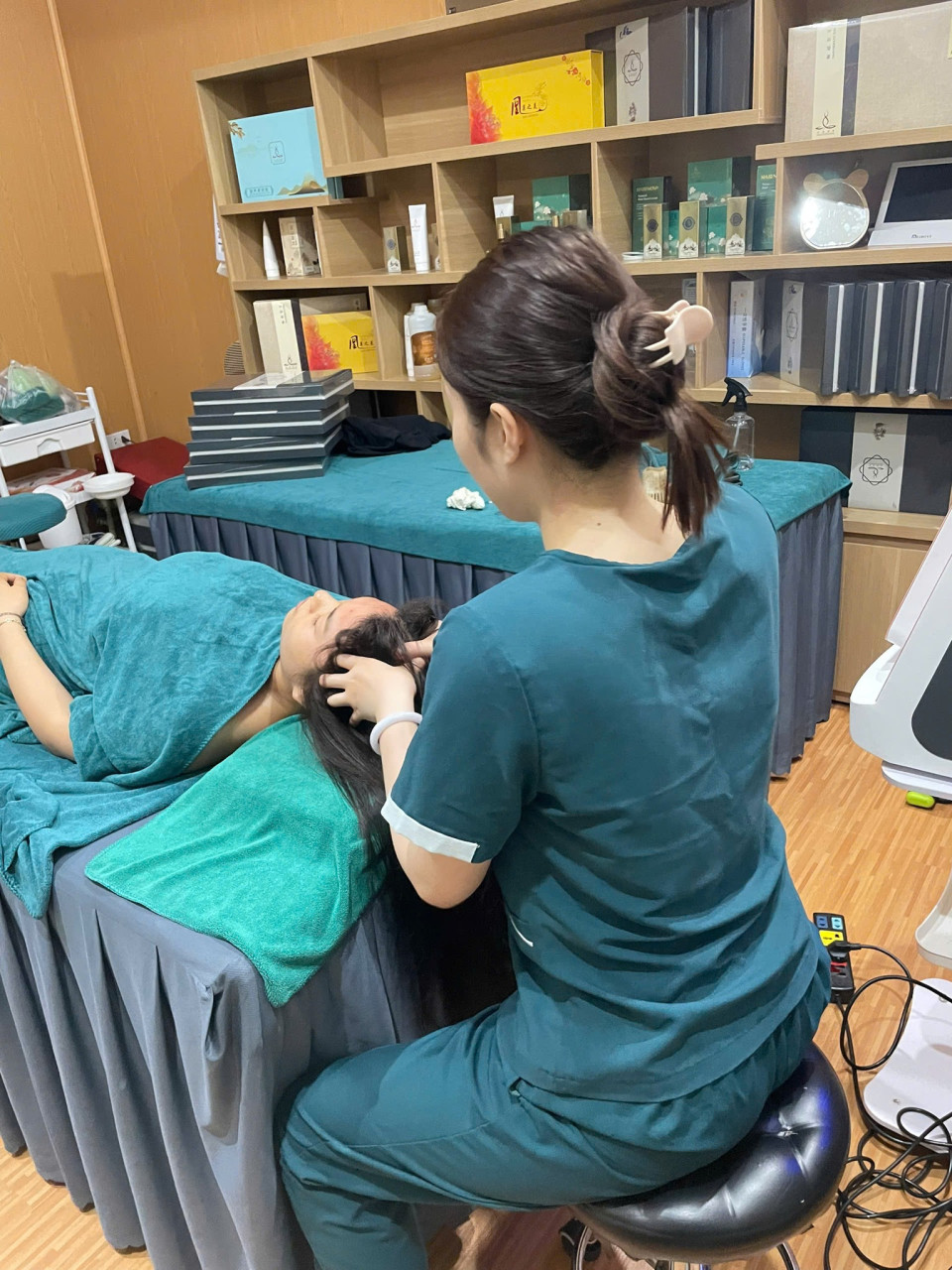 “Giải phóng điểm tắc sâu – cơ thể như được ‘tan ra’ sau liệu trình”😳 Có những khoảnh khắc…Khi cơ thể không còn giữ lại bất kỳ sự căng cứng nào nữa– Từng vùng co cứng bắt đầu mềm ra– Những điểm đau âm ỉ dần biến mất– Cơ thể nhẹ đi… như đang “trôi” trong trạng thái thư giãn sâuKhông phải là cảm giác dễ chịu thoáng quaMà là một sự giải phóng thật sự từ bên trong🌿 Khi các điểm tắc được xử lý đúng cáchKinh lạc được khai thôngKhí huyết bắt đầu lưu chuyển mạnh mẽNhững gì tích tụ lâu ngày…Dần được “mở ra” và giải phóng✨ Tại Hà Đan Dưỡng, liệu trình tập trung:✔ Tìm đúng điểm tắc sâu trong cơ thể✔ Tác động chính xác giúp giải phóng từng vùng✔ Khai thông kinh lạc toàn thân✔ Kết hợp thảo dược giúp cơ thể giãn và ấm lên tự nhiên😌 Trong suốt quá trình…Bạn sẽ cảm nhận rõCơ thể “tan ra”, thả lỏng hoàn toànMột cảm giác nhẹ – êm – lan khắp toàn thânKhi kết thúc…– Người nhẹ bẫng– Cơ thể không còn nặng nề– Tinh thần thư thái, dễ chịu rõ rệt💛 Đó là khi cơ thể được trở về trạng thái vốn cóNhẹ nhàng – cân bằng – dễ chịu📩 Inbox ngay để trải nghiệmVà giữ lịch sớm trước khi kín chỗ hôm nay!________________________________________#duongsinhdongy #kinhlac #thugiansau #chamsocsuckhoe #HaDanDuong