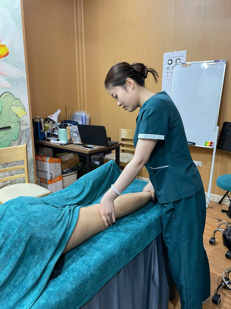 Chân được đả thông – bước đi nhẹ tênh, không còn cảm giác nặng nề”😳 Chỉ đến khi bước đi mà thấy nhẹ bẫng…Chị mới nhận ra trước đó đôi chân mình đã nặng đến mức nào😔 Chị Hoa (39 tuổi, Hà Nội)  từng:– Đi một lúc là mỏi, chân nặng như kéo theo vật gì đó– Đứng lâu là căng tức, tê nhẹ– Cuối ngày chỉ muốn ngồi xuống vì quá mệtChị nghĩ do công việc phải di chuyển nhiều… nên quen với cảm giác đó.🌿 Khi đến Hà Đan Dưỡng, chị được chia sẻ:Đó là dấu hiệu của khí huyết ứ trệ – kinh lạc vùng chân bị tắc nghẽnKhi dòng lưu thông không thôngChân sẽ luôn trong trạng thái nặng và mỏi✨ Trong quá trình dưỡng sinh:– Từng điểm tắc ở chân được khai mở– Kinh lạc được đả thông dọc theo toàn bộ chân– Thảo dược giúp làm ấm và tăng lưu thông khí huyết😌 Càng làm… chị càng cảm nhận rõChân nhẹ dần, dễ chịu lan khắpKhi đứng dậy…Chị bất ngờ vì:“Đi mà như không còn nặng… nhẹ hẳn luôn!”💛 Một cảm giác rất thậtKhông phải tưởng tượng, mà cơ thể cảm nhận rõ từng bước📩 Inbox ngay để trải nghiệmVà giữ lịch sớm trước khi kín chỗ hôm nay!________________________________________#duongsinhdongy #chan #kinhlac #thugiansau #HaDanDuong