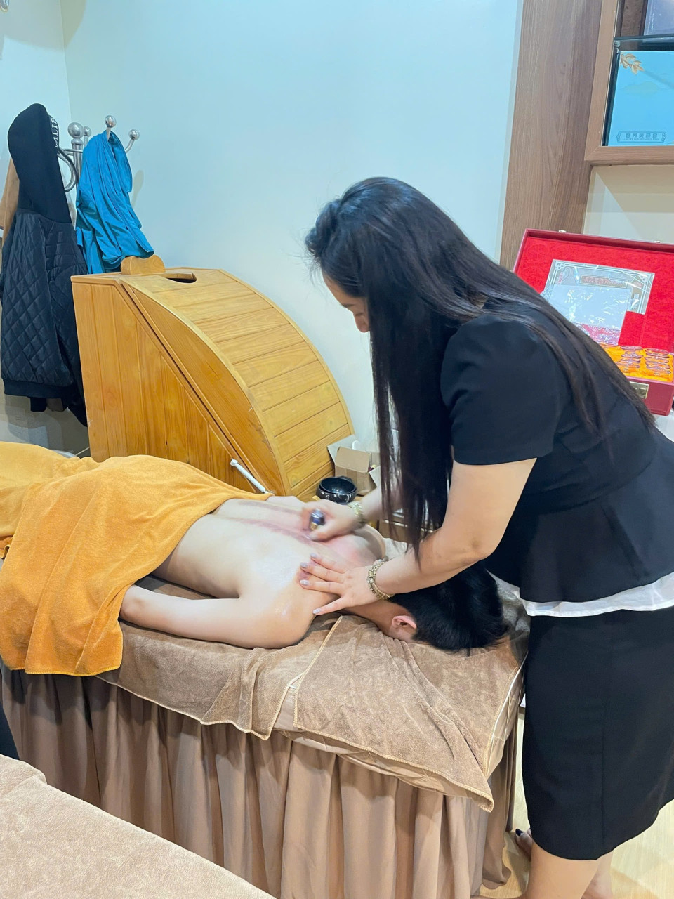 LÀM XONG… NGƯỜI NHẸ NHƯ KHÔNG 😌✨“Cảm giác như người mình vừa bỏ xuống hết mọi thứ…”Sau một buổi chăm sóc đúng cáchCơ thể nhẹ hẳn đi rõ rệtVai không còn nặngLưng không còn căngĐầu óc cũng “thoáng” hơn 💆♀️Từng vùng cơ được thả lỏngKhí huyết lưu thông tốt hơnBạn sẽ cảm nhận rất rõ:Người nhẹ – êm – dễ chịu từ bên trongKhông phải chỉ là thư giãnMà là cơ thể được giải phóng thật sự ⚠️Nhiều khách chia sẻ:“Đi ra mà thấy người nhẹ tênh luôn”“Như không còn áp lực trong người nữa”Đó là khi bạn được chăm đúng cáchMột buổi thôiNhưng cảm giác khác biệt rất rõĐừng để cơ thể luôn trong trạng thái nặng nề ❗Inbox ngay để trải nghiệm cảm giác “nhẹ như không” này 📩#HàĐanDưỡng #ChămSócToànThân #DưỡngSinhĐôngY #MassageTrịLiệu #ChămSócPhụNữ #GiảiCơVaiGáy #MassageBody #GiácHơiThảiĐộc #DưỡngẤmTửCung