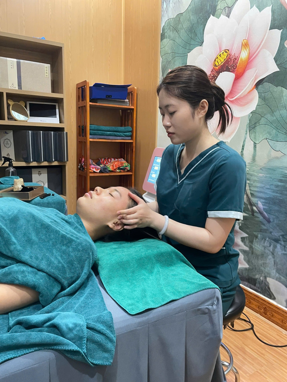 “Cổ mềm – vai rã – đầu nhẹ hẳn sau từng thao tác chuẩn xác”Không cần nói nhiều, chỉ cần cơ thể tự cảm nhận– Từng điểm căng ở cổ bắt đầu dịu xuống– Vai đang nặng… bỗng “rã” ra từng chút– Đầu nhẹ dần, thoáng hơn sau mỗi lần chạmMọi thứ diễn ra rất chậm…Nhưng rõ ràng đến mức bạn nhận ra ngay sự khác biệt🌿 Đó là khi cơ thể được tác động đúng kỹ thuật – đúng huyệt – đúng điểm tắcKhông phải lực mạnhMà là sự chính xác giúp kinh lạc được khai thông✨ Tại Hà Đan Dưỡng, mỗi thao tác đều:✔ Đi sâu vào vùng cổ – vai – gáy theo nguyên lý Đông y✔ Giải phóng từng lớp co cứng tích tụ lâu ngày✔ Kết hợp thảo dược giúp cơ thể giãn và ấm lên tự nhiên😌 Trong quá trình…Bạn sẽ cảm nhận rõCổ mềm hơn, vai thả lỏng dầnMột cảm giác nhẹ – êm – rất “đã” lan ra khắp cơ thểKhi kết thúc…– Cổ xoay linh hoạt hơn– Vai nhẹ hẳn– Đầu thoáng, cơ thể dễ chịu rõ rệt💛 Không cần quá nhiều lời giải thíchCơ thể bạn sẽ tự nói lên tất cả📩 Inbox ngay để trải nghiệmVà giữ lịch sớm trước khi kín chỗ hôm nay!________________________________________#duongsinhdongy #covaigay #thugiansau #chamsocsuckhoe #HaDanDuong