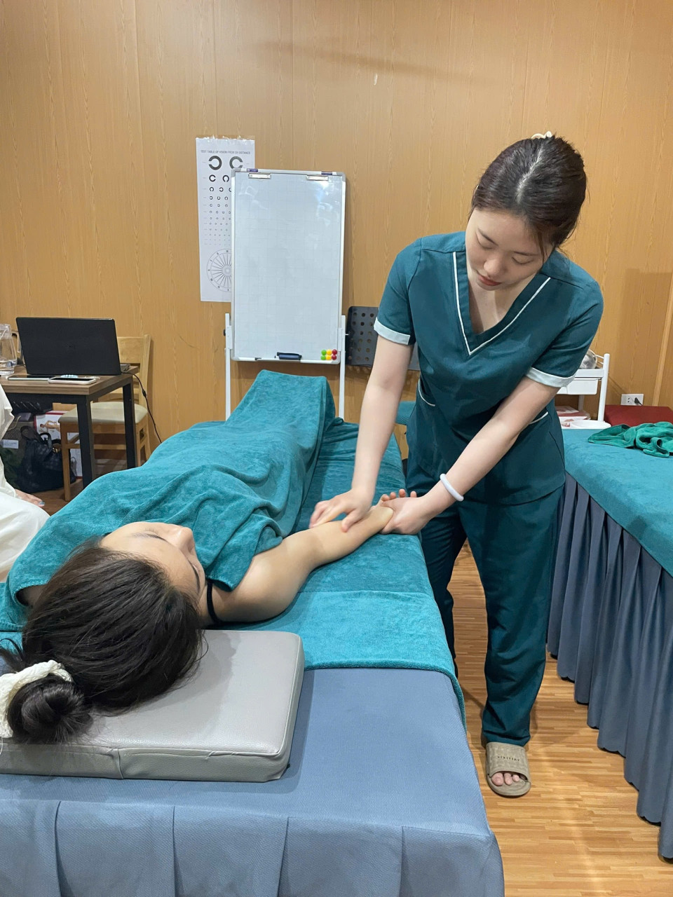 “Giải phóng điểm tắc sâu – cơ thể như được ‘tan ra’ sau liệu trình”😳 Có những khoảnh khắc…Khi cơ thể không còn giữ lại bất kỳ sự căng cứng nào nữa– Từng vùng co cứng bắt đầu mềm ra– Những điểm đau âm ỉ dần biến mất– Cơ thể nhẹ đi… như đang “trôi” trong trạng thái thư giãn sâuKhông phải là cảm giác dễ chịu thoáng quaMà là một sự giải phóng thật sự từ bên trong🌿 Khi các điểm tắc được xử lý đúng cáchKinh lạc được khai thôngKhí huyết bắt đầu lưu chuyển mạnh mẽNhững gì tích tụ lâu ngày…Dần được “mở ra” và giải phóng✨ Tại Hà Đan Dưỡng, liệu trình tập trung:✔ Tìm đúng điểm tắc sâu trong cơ thể✔ Tác động chính xác giúp giải phóng từng vùng✔ Khai thông kinh lạc toàn thân✔ Kết hợp thảo dược giúp cơ thể giãn và ấm lên tự nhiên😌 Trong suốt quá trình…Bạn sẽ cảm nhận rõCơ thể “tan ra”, thả lỏng hoàn toànMột cảm giác nhẹ – êm – lan khắp toàn thânKhi kết thúc…– Người nhẹ bẫng– Cơ thể không còn nặng nề– Tinh thần thư thái, dễ chịu rõ rệt💛 Đó là khi cơ thể được trở về trạng thái vốn cóNhẹ nhàng – cân bằng – dễ chịu📩 Inbox ngay để trải nghiệmVà giữ lịch sớm trước khi kín chỗ hôm nay!________________________________________#duongsinhdongy #kinhlac #thugiansau #chamsocsuckhoe #HaDanDuong