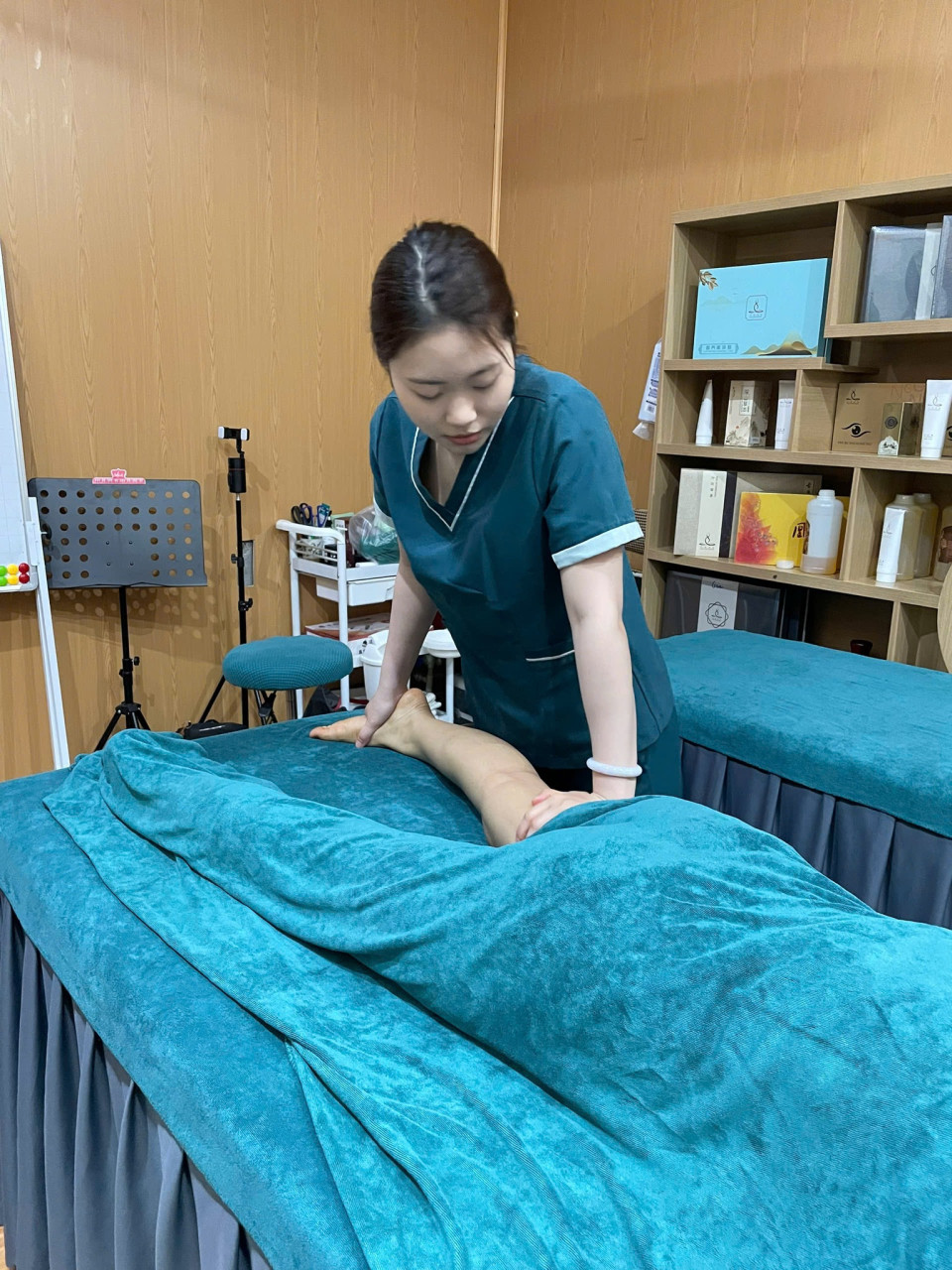 “Ấn đúng huyệt, khỏe thấy rõ – thử 1 lần là hiểu!”😳 Không cần nghe nhiều…Chỉ cần thử một lần, cơ thể bạn sẽ tự trả lời– Chạm đúng điểm đau– Cảm giác “trúng” ngay lập tức– Cơ thể nhẹ dần sau từng thao tácKhông phải kiểu làm cho có…Mà là đi đúng vào nơi cơ thể đang cần được xử lý😌 Tại Hà Đan Dưỡng:– Mỗi huyệt được xác định chính xác theo tình trạng từng người– Không làm lan man, chỉ tập trung vào điểm tắc– Cơ thể phản hồi rất rõ ngay trong quá trình làm🌿 Với phương pháp dưỡng sinh Đông y:✔ Tác động chuẩn huyệt – đúng kinh lạc✔ Khai thông khí huyết giúp cơ thể tự phục hồi✔ Giải phóng điểm ứ trệ tích tụ lâu ngày✔ Kết hợp thảo dược giúp tăng hiệu quả sâu hơn😌 Sau khi kết thúc…– Điểm đau giảm rõ– Cơ thể nhẹ hơn– Tinh thần thoáng và dễ chịu💛 Không cần giải thích quá nhiềuCơ thể bạn sẽ cảm nhận rõ sự khác biệt📩 Inbox ngay để trải nghiệm⚠️ Lịch mỗi ngày có giới hạn – ưu tiên khách đặt sớm!________________________________________#duongsinhdongy #trilieuchuyenmon #kinhlac #spa #HaDanDuong