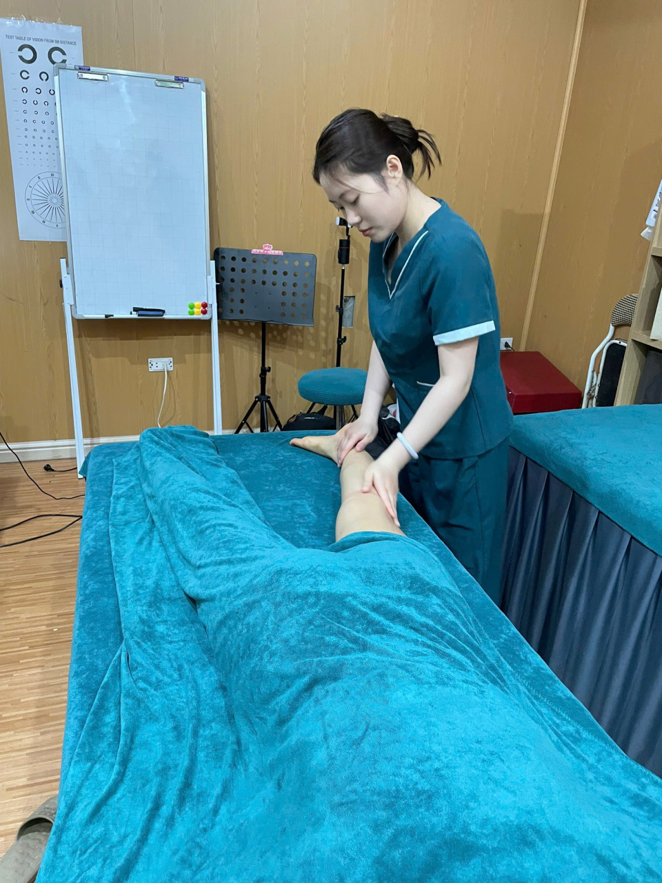 “Ấn đúng huyệt, khỏe thấy rõ – thử 1 lần là hiểu!”😳 Không cần nghe nhiều…Chỉ cần thử một lần, cơ thể bạn sẽ tự trả lời– Chạm đúng điểm đau– Cảm giác “trúng” ngay lập tức– Cơ thể nhẹ dần sau từng thao tácKhông phải kiểu làm cho có…Mà là đi đúng vào nơi cơ thể đang cần được xử lý😌 Tại Hà Đan Dưỡng:– Mỗi huyệt được xác định chính xác theo tình trạng từng người– Không làm lan man, chỉ tập trung vào điểm tắc– Cơ thể phản hồi rất rõ ngay trong quá trình làm🌿 Với phương pháp dưỡng sinh Đông y:✔ Tác động chuẩn huyệt – đúng kinh lạc✔ Khai thông khí huyết giúp cơ thể tự phục hồi✔ Giải phóng điểm ứ trệ tích tụ lâu ngày✔ Kết hợp thảo dược giúp tăng hiệu quả sâu hơn😌 Sau khi kết thúc…– Điểm đau giảm rõ– Cơ thể nhẹ hơn– Tinh thần thoáng và dễ chịu💛 Không cần giải thích quá nhiềuCơ thể bạn sẽ cảm nhận rõ sự khác biệt📩 Inbox ngay để trải nghiệm⚠️ Lịch mỗi ngày có giới hạn – ưu tiên khách đặt sớm!________________________________________#duongsinhdongy #trilieuchuyenmon #kinhlac #spa #HaDanDuong