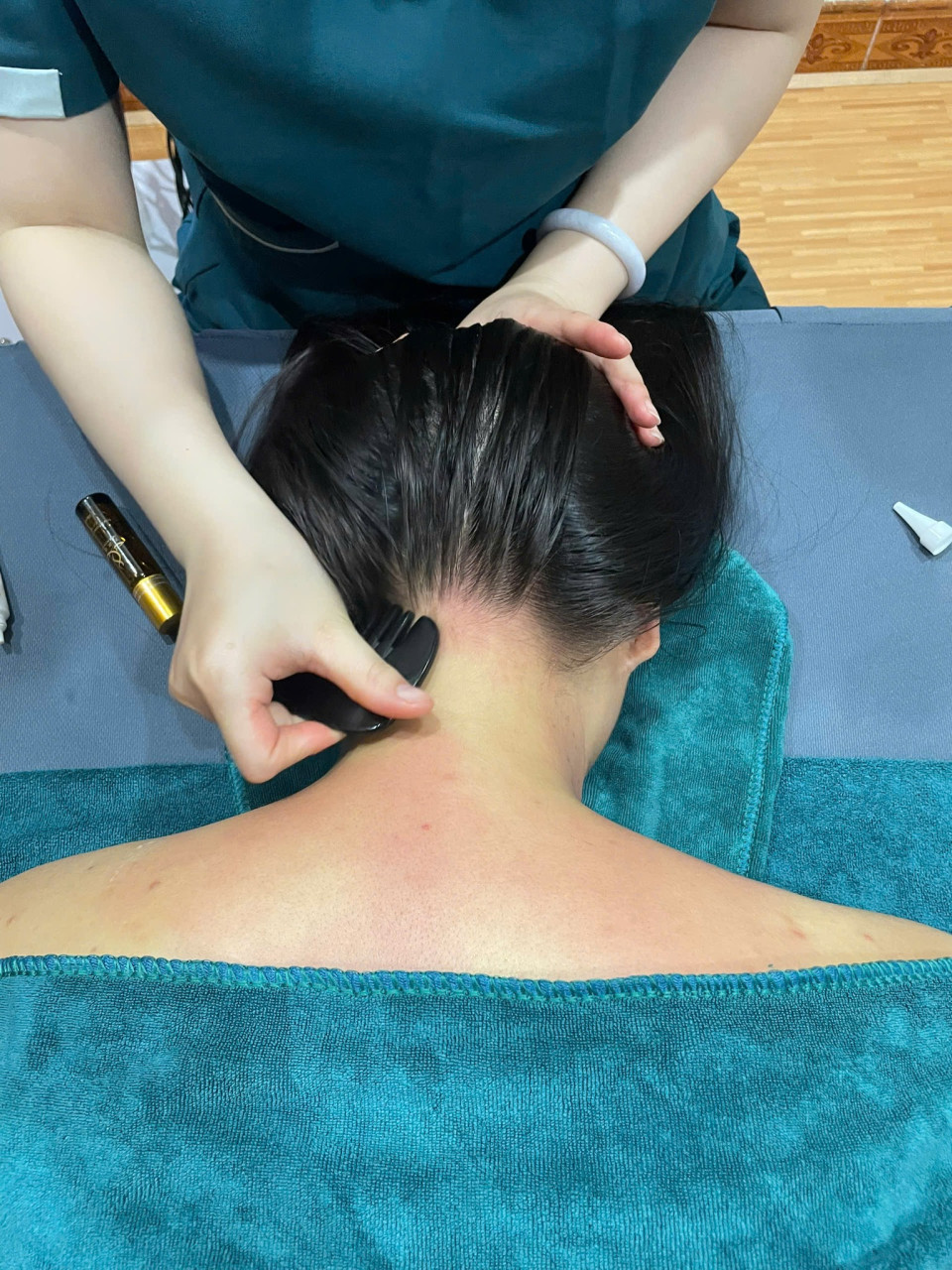 “Cổ mềm – vai rã – đầu nhẹ hẳn sau từng thao tác chuẩn xác”Không cần nói nhiều, chỉ cần cơ thể tự cảm nhận– Từng điểm căng ở cổ bắt đầu dịu xuống– Vai đang nặng… bỗng “rã” ra từng chút– Đầu nhẹ dần, thoáng hơn sau mỗi lần chạmMọi thứ diễn ra rất chậm…Nhưng rõ ràng đến mức bạn nhận ra ngay sự khác biệt🌿 Đó là khi cơ thể được tác động đúng kỹ thuật – đúng huyệt – đúng điểm tắcKhông phải lực mạnhMà là sự chính xác giúp kinh lạc được khai thông✨ Tại Hà Đan Dưỡng, mỗi thao tác đều:✔ Đi sâu vào vùng cổ – vai – gáy theo nguyên lý Đông y✔ Giải phóng từng lớp co cứng tích tụ lâu ngày✔ Kết hợp thảo dược giúp cơ thể giãn và ấm lên tự nhiên😌 Trong quá trình…Bạn sẽ cảm nhận rõCổ mềm hơn, vai thả lỏng dầnMột cảm giác nhẹ – êm – rất “đã” lan ra khắp cơ thểKhi kết thúc…– Cổ xoay linh hoạt hơn– Vai nhẹ hẳn– Đầu thoáng, cơ thể dễ chịu rõ rệt💛 Không cần quá nhiều lời giải thíchCơ thể bạn sẽ tự nói lên tất cả📩 Inbox ngay để trải nghiệmVà giữ lịch sớm trước khi kín chỗ hôm nay!________________________________________#duongsinhdongy #covaigay #thugiansau #chamsocsuckhoe #HaDanDuong